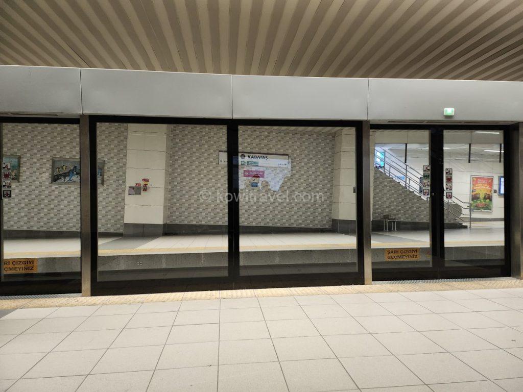 푸니쿨라'(funicular) 승강장 내부, F1 탁심 - 카바타쉬(Taksim - Kabataş) 노선