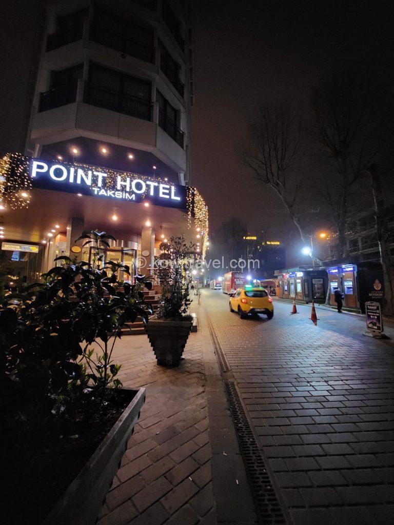 The fork in the road at the entrance to the hotel. The Havabus airport bus stop is on the right.