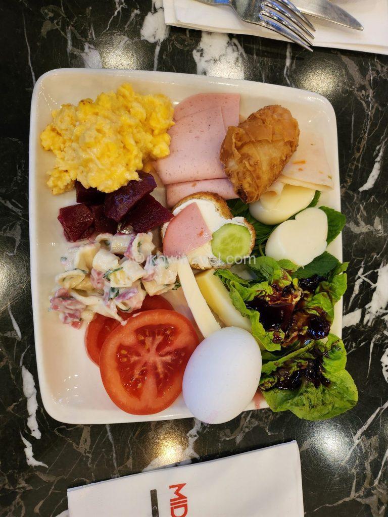 You can enjoy a buffet-style meal at your leisure