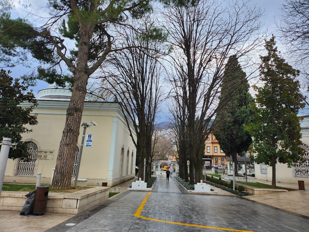 공원 안쪽에서 바라본 공원 입구 모습. 왼쪽과 오른쪽에 오스만 제국의 기틀을 세운 술탄들의 무덤 건물이 나란히 마주 보고 있습니다