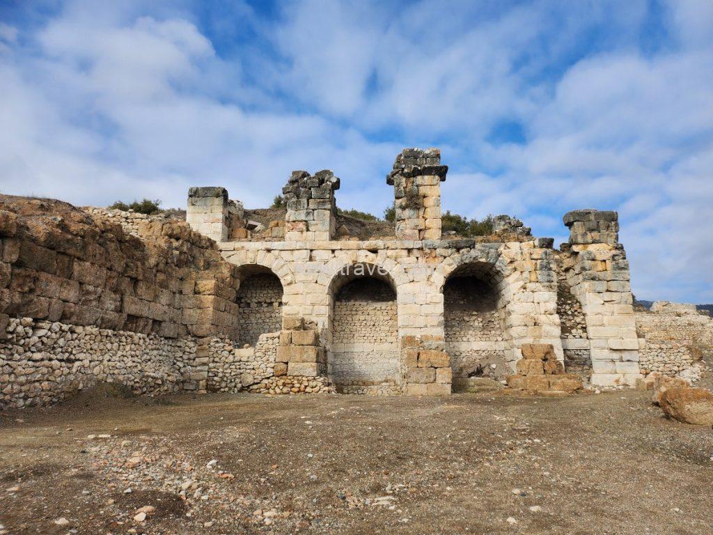 거대한 아치형 구조가 고스란히 남아 있는 고대 로마식 목욕탕 복합단지 ( Roma Hamam Kompleksi)