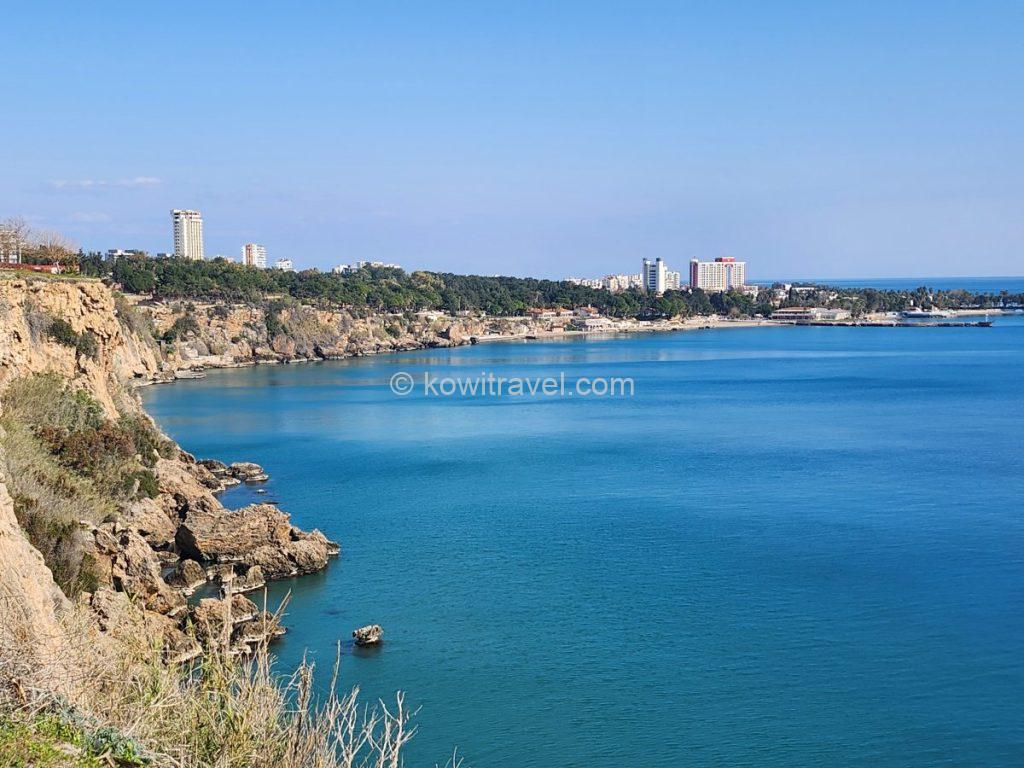 뒤덴 공원 절벽 위에서 동쪽 라라 해변(Lara Beach) 방향으로 길게 뻗은 석회암 해안 절벽과 지중해 바다의 전경.