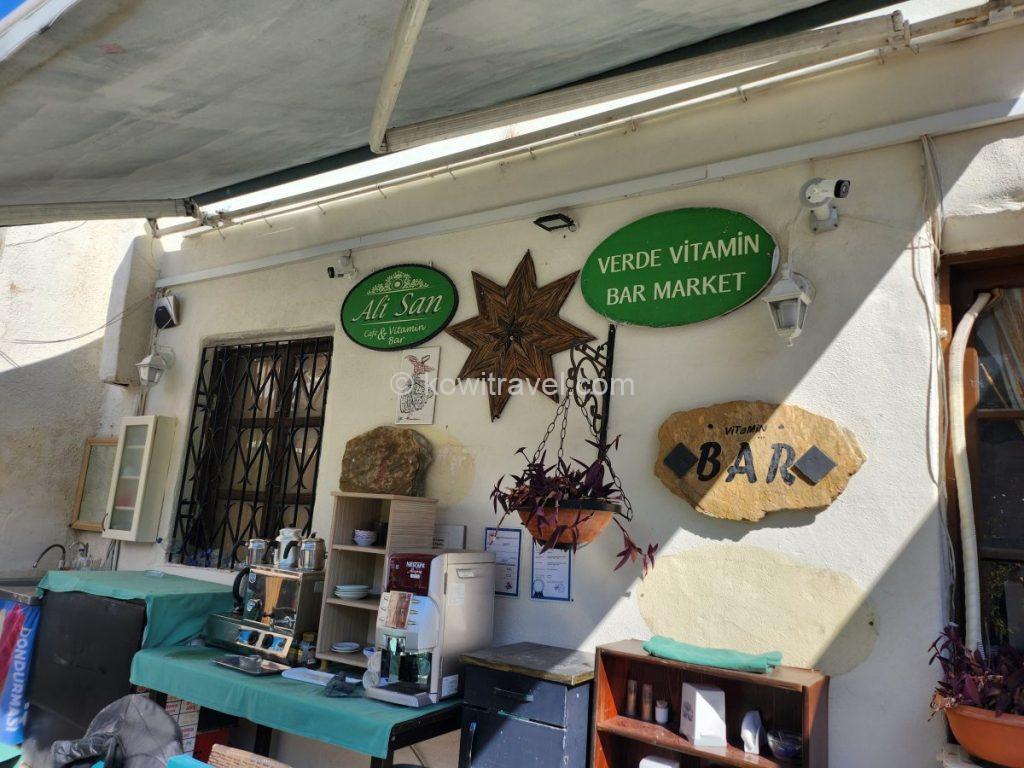 알리 산 카페 & 비타민 바(Ali San Cafe & Vitamin Bar)의 평화로운 야외 테라스와 정겨운 로컬 식당의 풍경