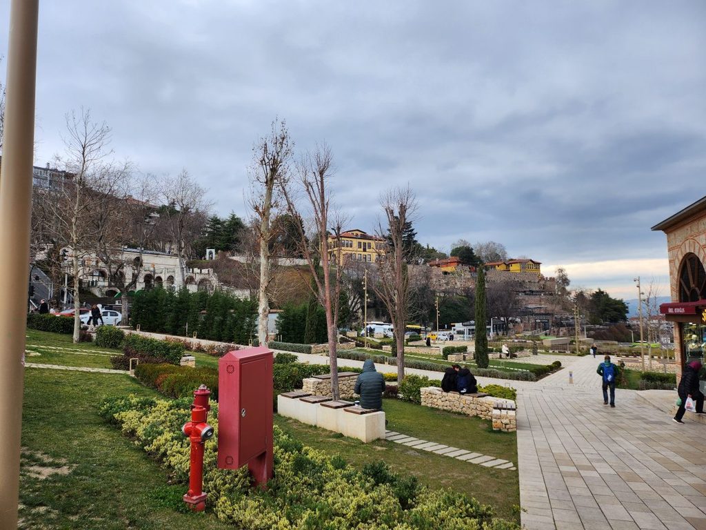 파노라마 1326 부르사 정복 박물관(Panorama 1326 Bursa Fetih Müzesi)의 앞마당과 , 그 주변을 둘러싼 캄베를레르 공원(Kamberler Parkı)