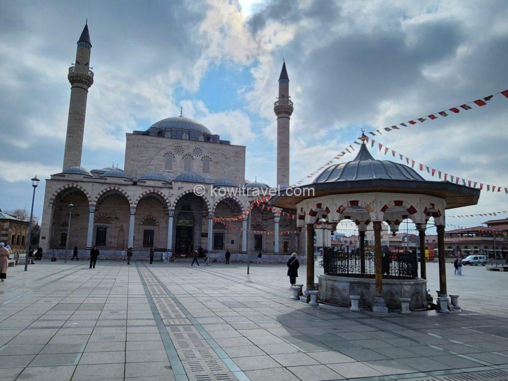 메블라나 박물관 바로 옆에 웅장하게 서 있는 셀리미예 사원(Selimiye Camii)과 광장 중앙의 분수대