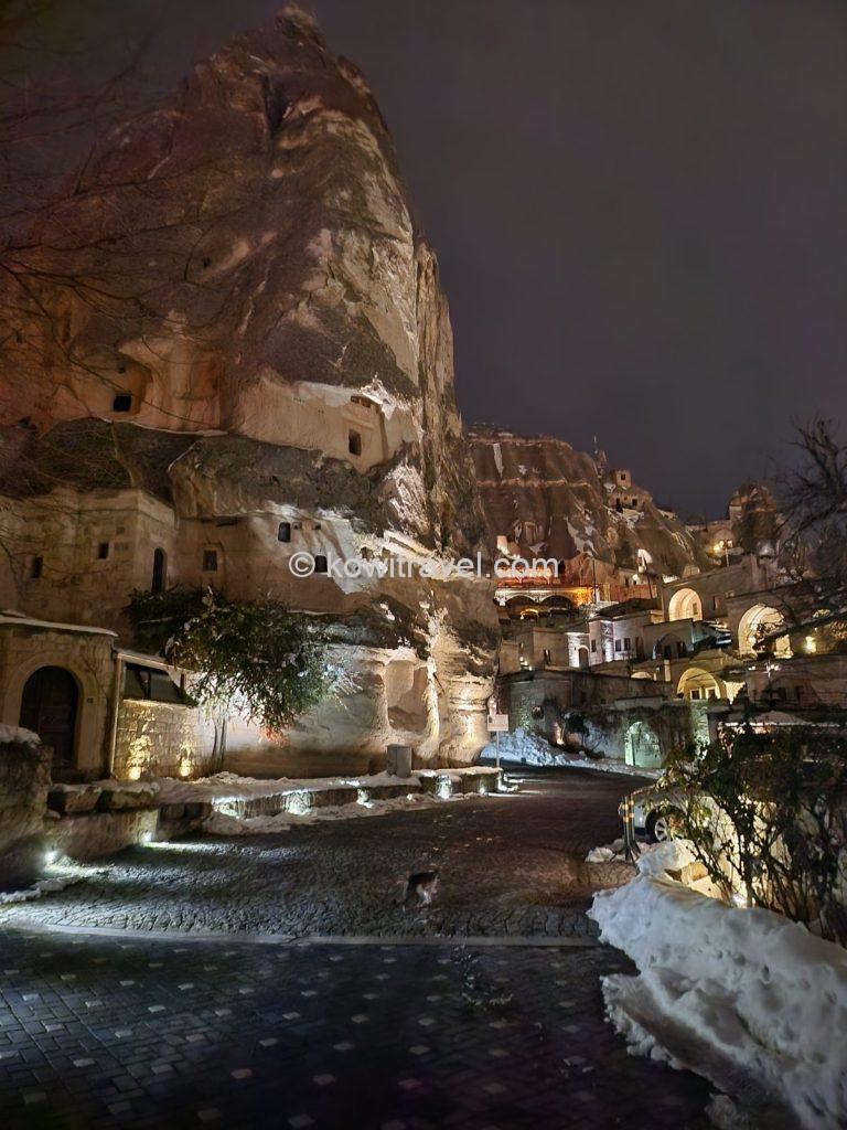 거대한 '요정의 굴뚝(Fairy Chimneys)' 바위 자체를 깎아 만든 동굴 숙소들과 따뜻한 오렌지빛 조명이 눈 위로 반사되어 아주 낭만적입니다.