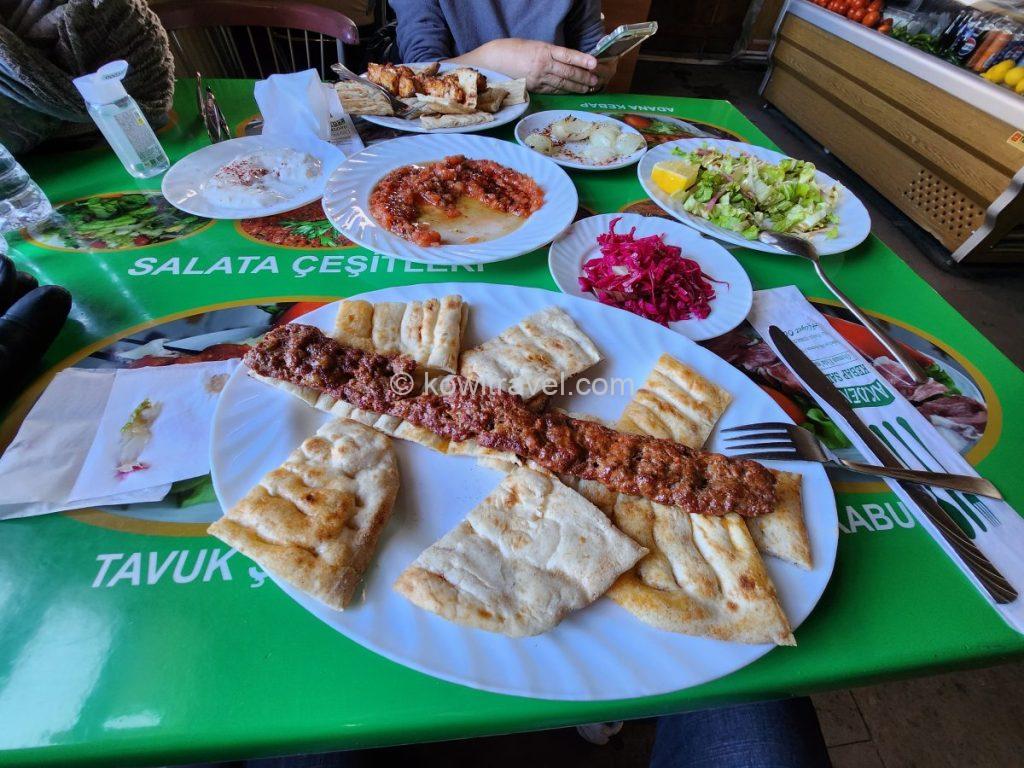 터키의 대표적인 고기 구이인 아다나 케밥(Adana Kebabı). 다진 양념 고기를 꼬치에 끼워 숯불에 구운 뒤, 터키식 빵 피데(Pide) 위에 올려 함께 싸 먹는 요리입니다.