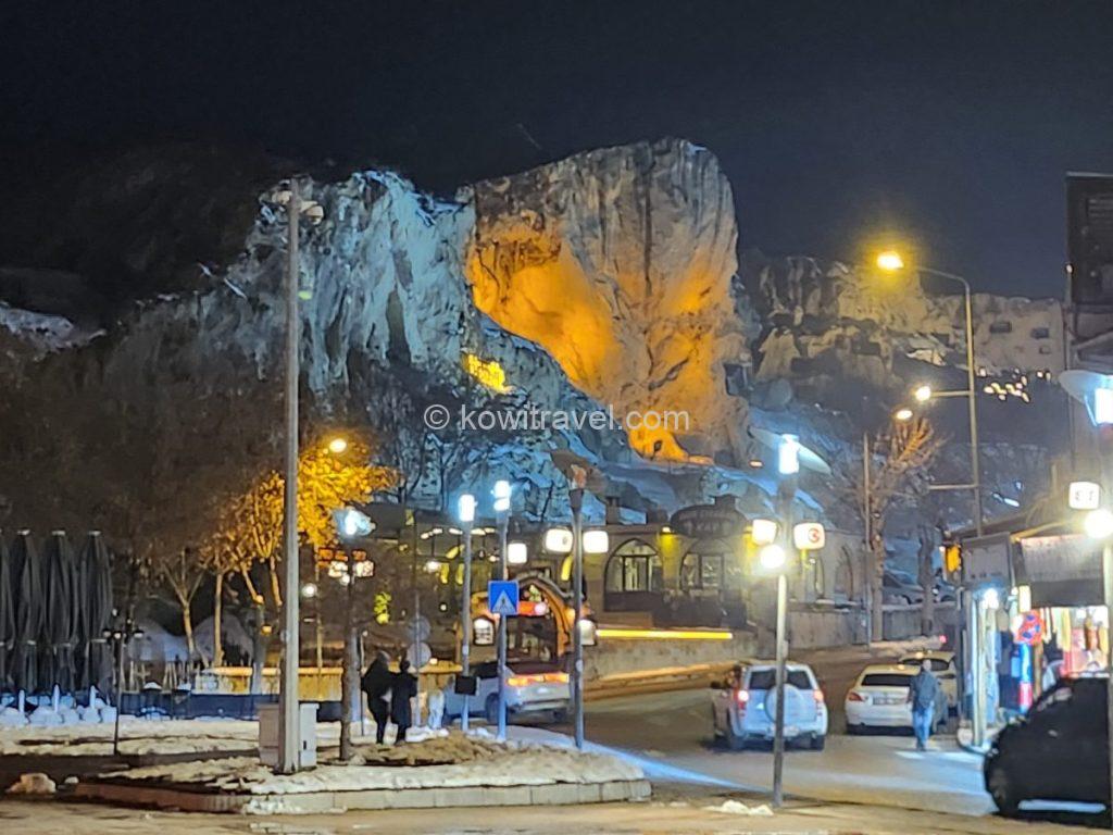 우르굽 시내의 독특한 암벽 거리 야경. 바위의 움푹 파인 부분에 은은한 노란색 조명이 비추어 독특하면서도 아늑한 느낌을 줍니다.