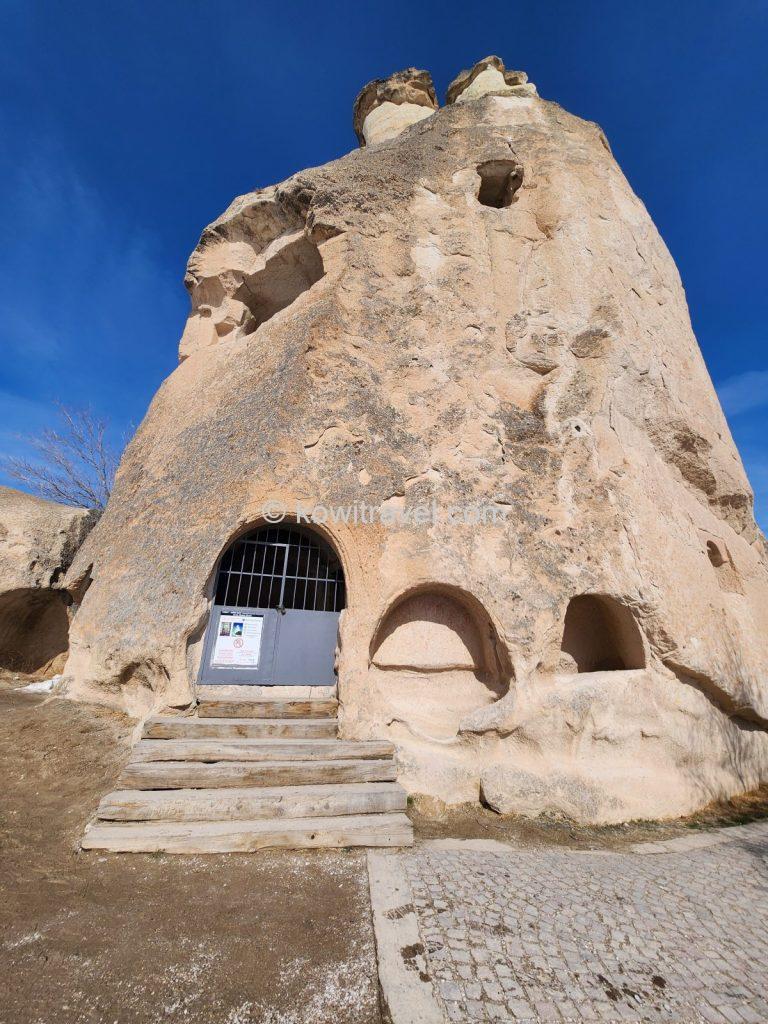 파샤바 계곡에서 가장 역사적으로 중요한 '성 시메온 예배당/수도원(St. Simeon's Hermitage)' 바위입니다. 철문으로 닫힌 입구와 계단의 모습.