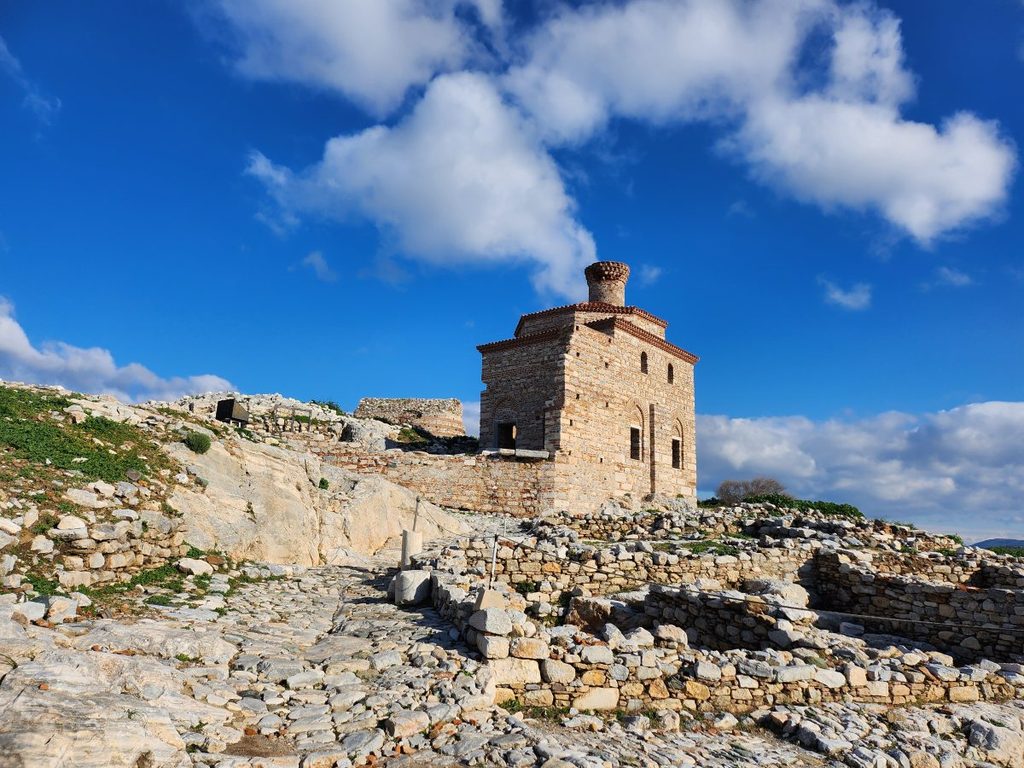 The mosque (Kale Camii) located within the upper section of the citadel. Built during the Ottoman era for the soldiers and residents living inside the fortress, this modest mosque remains preserved alongside the ruins of old houses.