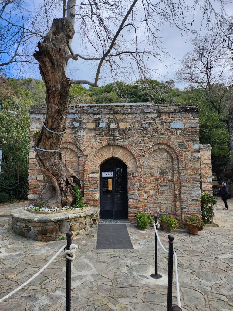 The main entrance to the House of the Virgin Mary. Inside, a small altar and a statue of the Virgin Mary are enshrined; the celebration of Mass creates a solemn and peaceful atmosphere.