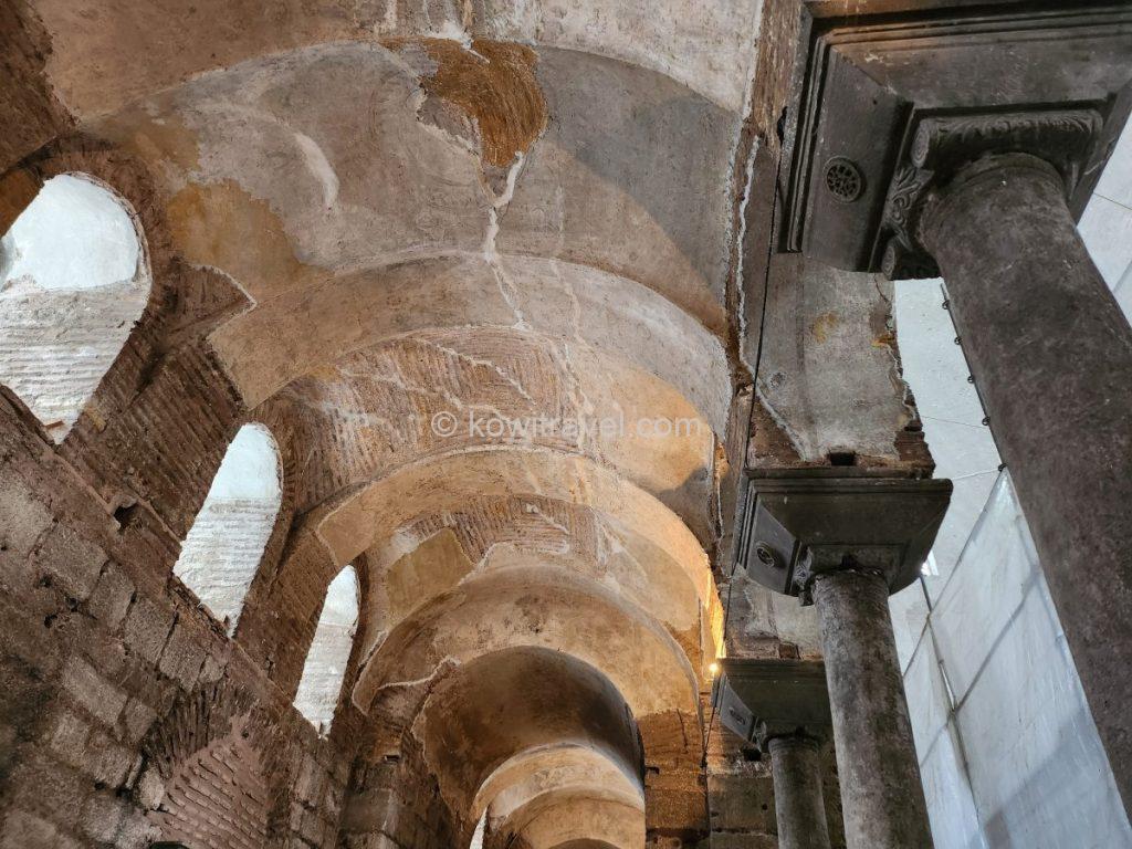 제단 뒤쪽 반원형 돔(Apse)에 새겨진 검은색 테두리의 커다란 십자가가 핵심이라고 합니다.