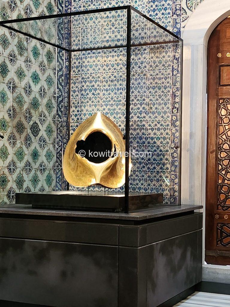 사우디아라비아 메카에 있는 이슬람 최고의 성지, 카바(Kaaba) 신전의 구조물 중 일부로 추정되는 황금빛 성물이라고 합니다.