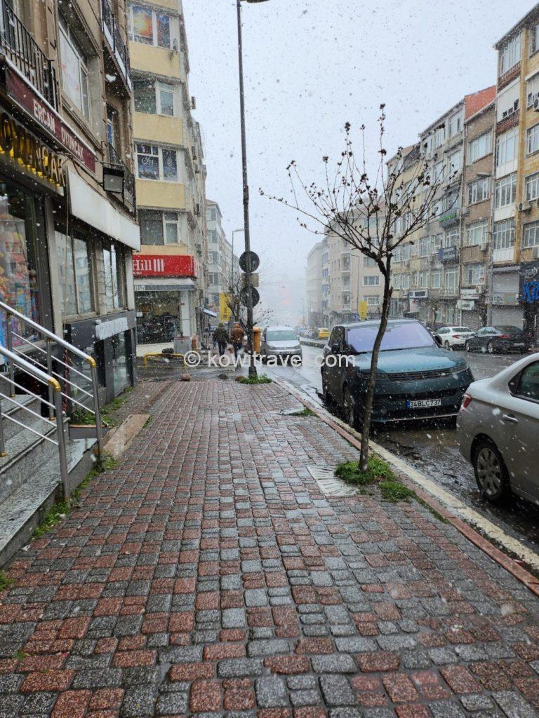 이스탄불 도보여행의 시작 숙소. 픈득자데 트램역에서 내려 도로를 건너 내리막길로 내려가면 숙소가 있습니다. 이상 기후탓에 눈이 내리는 날이 많았습니다.