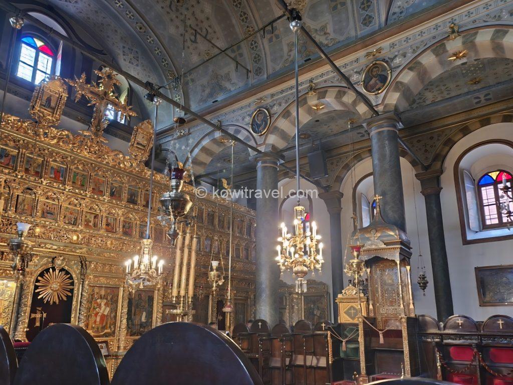 성당 내부 전면에 설치된 정교하고 거대한 "황금빛 이코노스타시스(Iconostasis, 성상 격벽)"와 기둥들