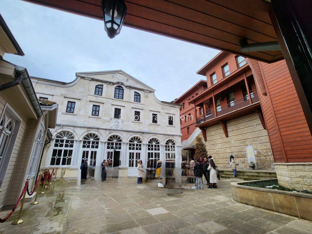 콘스탄티노폴리스 세계총대주교청과 "성 조지 성당(St. George's Cathedral)"의 안뜰과 외관 모습입니다.