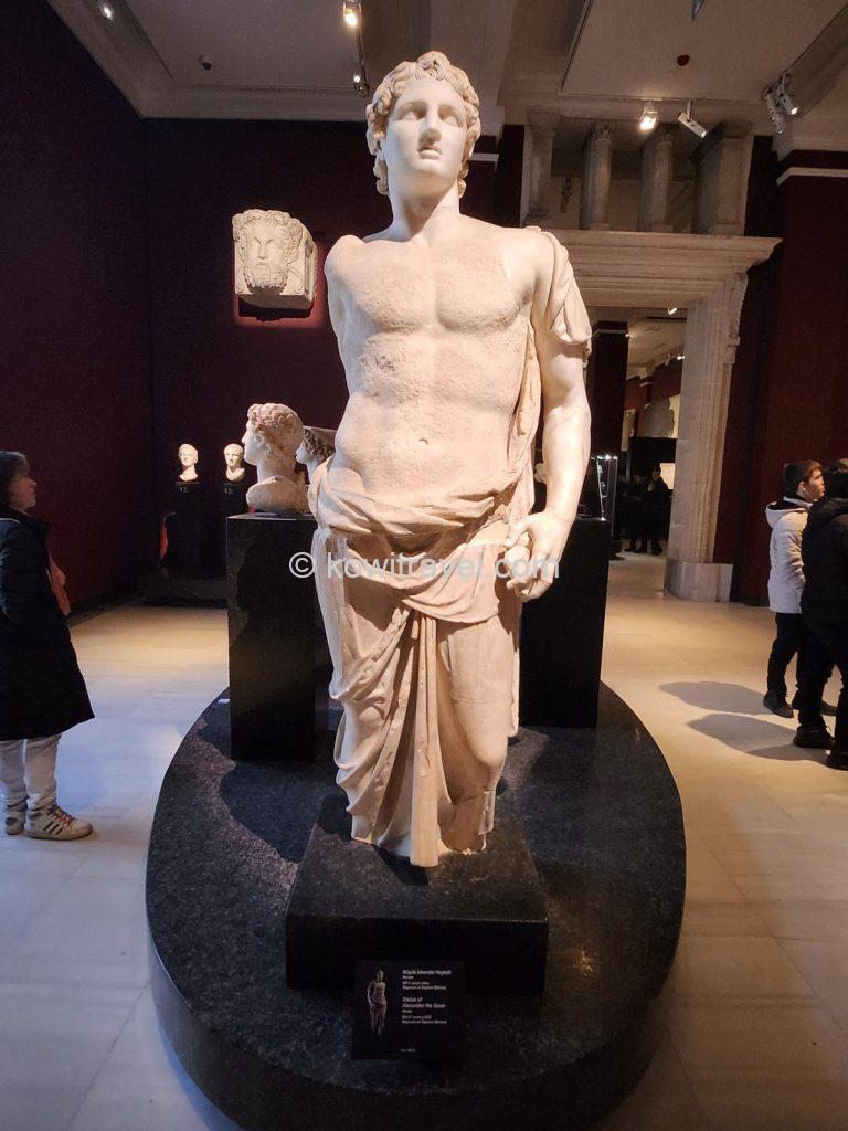 고대 세계에서 전해 내려오는 알렉산더 대왕의 전신 조각상 중 가장 온전하고 거대한 크기를 자랑하는 명작이라고 합니다.