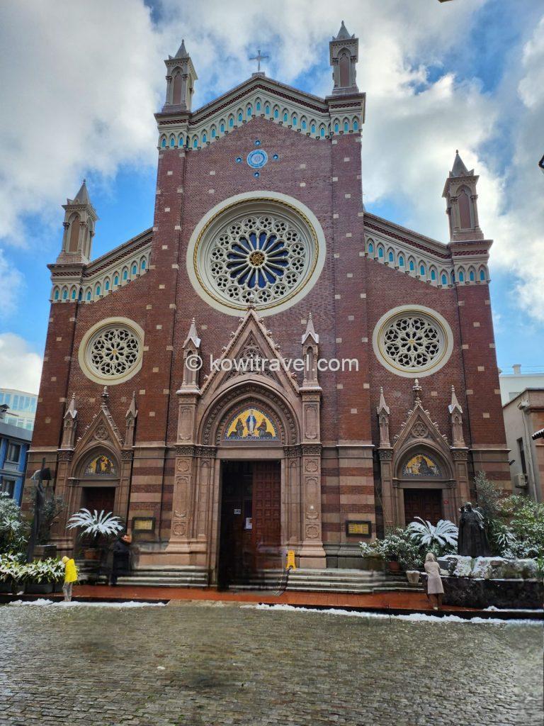 As a global cathedral attracting Catholic worshippers and tourists from around the world, Mass is conducted in different languages at specific times and days; if you wish to attend, please check the cathedral's website in advance for the schedule by language.