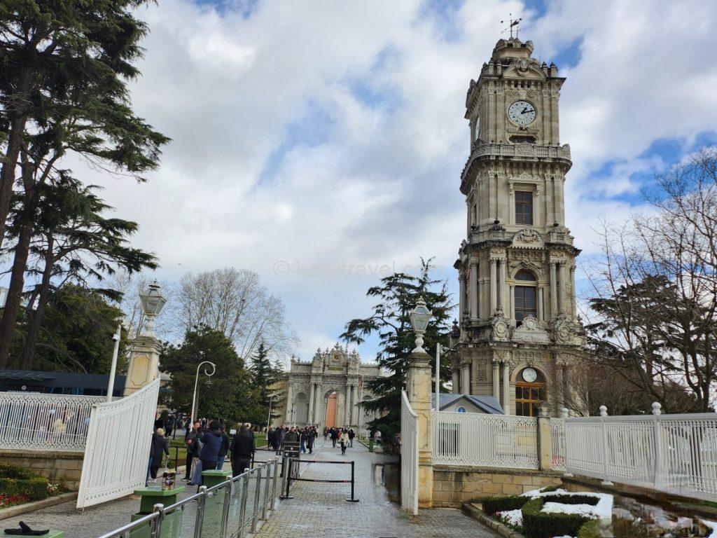왼쪽의 보안검색대를 거쳐 궁전 정문인 '시계문(Treasury Gate)'으로 들어가기 직전, 광장 한가운데에 우뚝 솟아 관람객들을 가장 먼저 맞이하는  이스탄불의 대표적인 랜드마크인 '돌마바흐체 시계탑'입니다.
