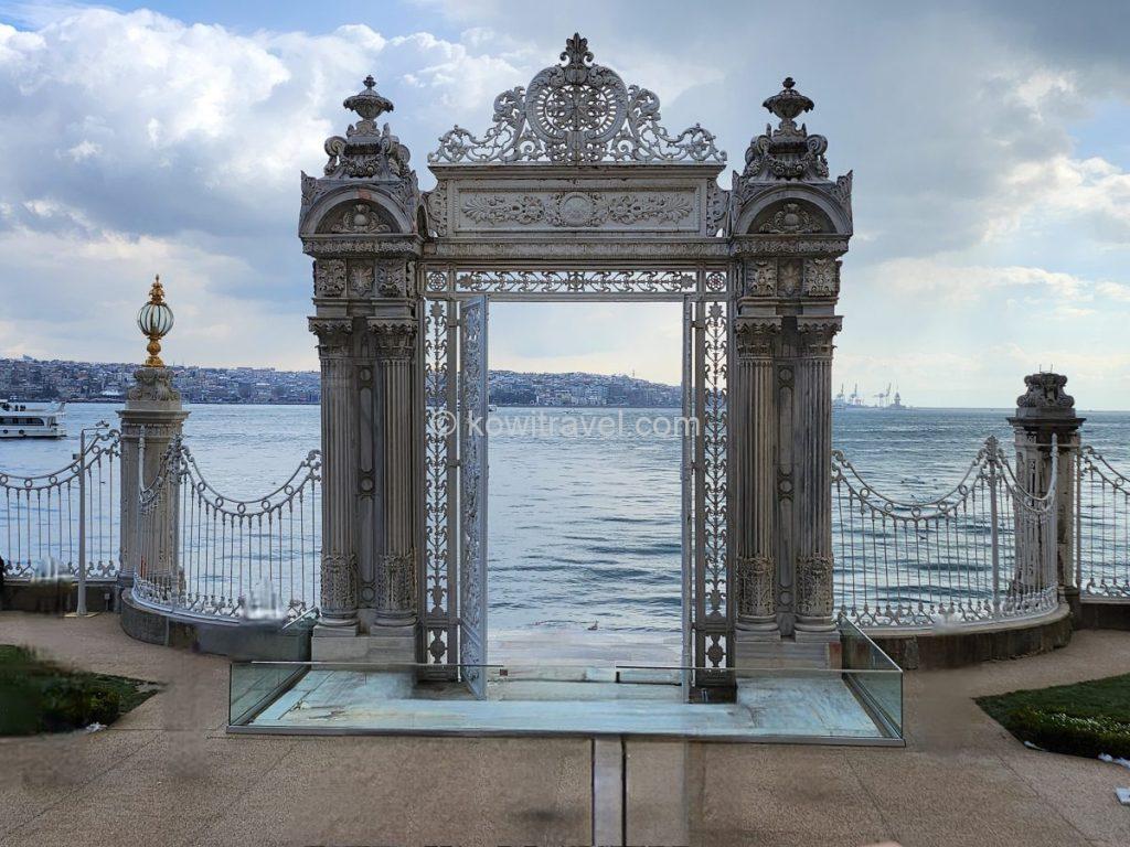 바다와 연결되는 왕조의 통로, 해상 황실의 문인 Sea Gate(왼쪽)와, 궁전 본관의 중앙 계단에서 바라본 웅장한 대리석 외관입니다.(오른쪽)