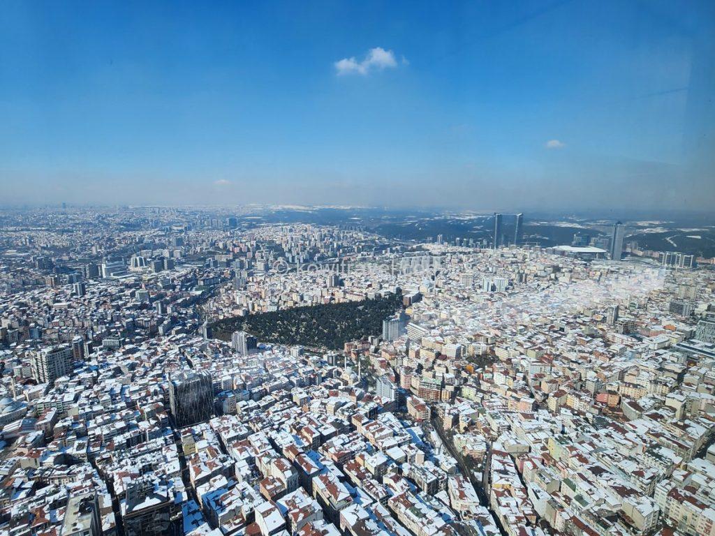 전망대 안내 일러스트 지도(왼쪽)과, 끝없이 펼쳐진 이스탄불의 주거용 건물들(오른쪽).